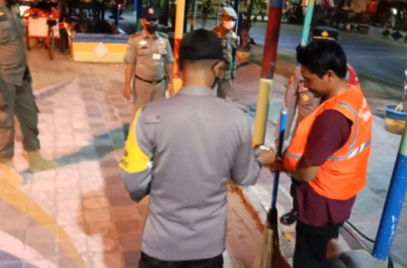 Giatkan Ops Yustisi Gabungan Malam Hari di Pulau Kelapa, Polsek Kep Seribu Utara Dapati 5 Pelanggar ProKes