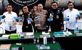 Polda Metro dan Bea Cukai Bongkar Penyeludupan Kaki Kokain Cair ke Jakarta