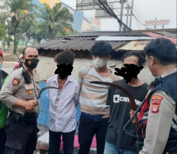 Mau Tawuran, 5 Pemuda 3 Diantaranya Membawa Sajam Diamankan ke Mapolsek Pademangan