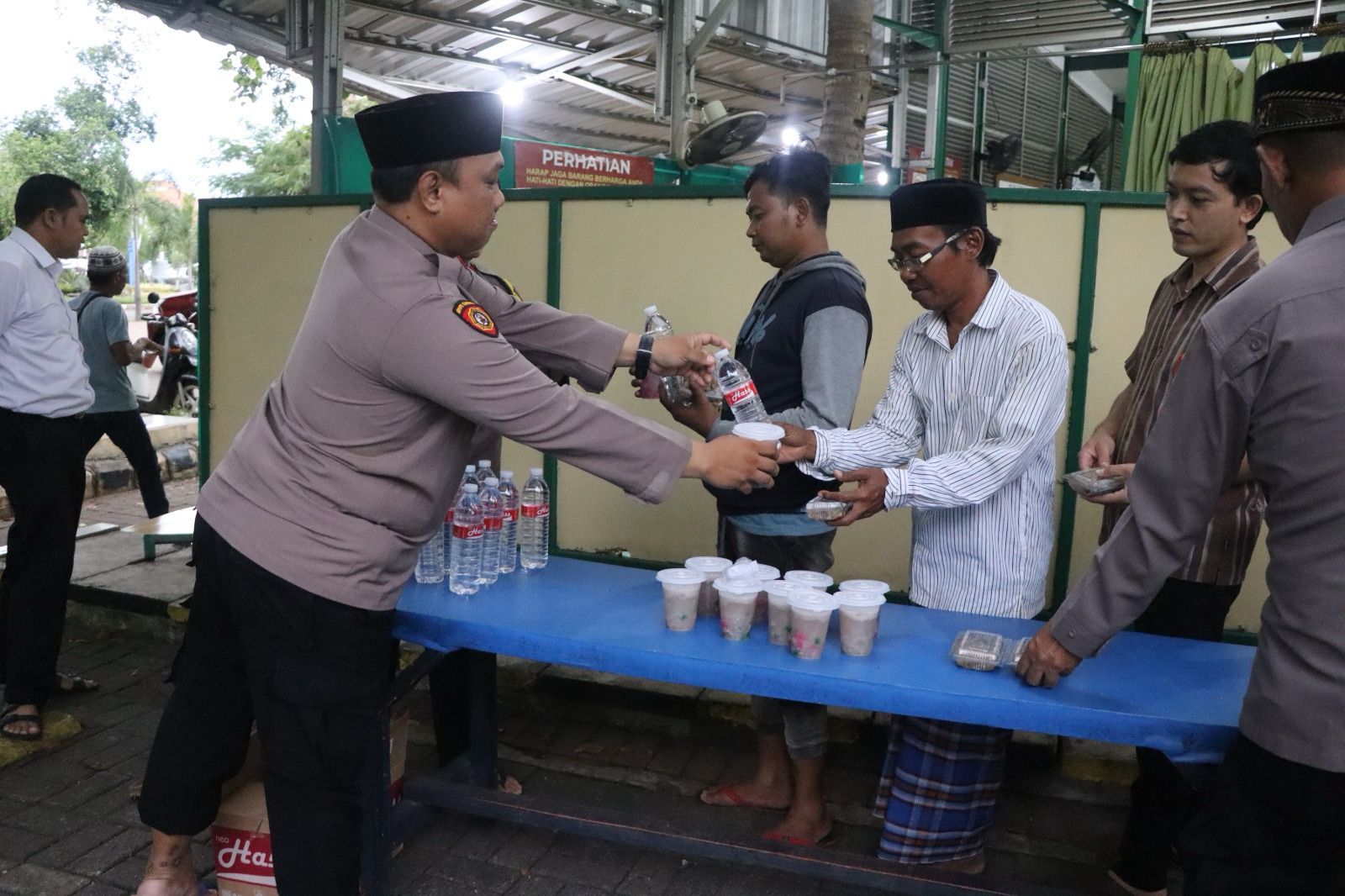 Polres Kepulauan Seribu Gelar Pembagian Takjil dan Buka Puasa Bersama di Masjid Baitul Janna