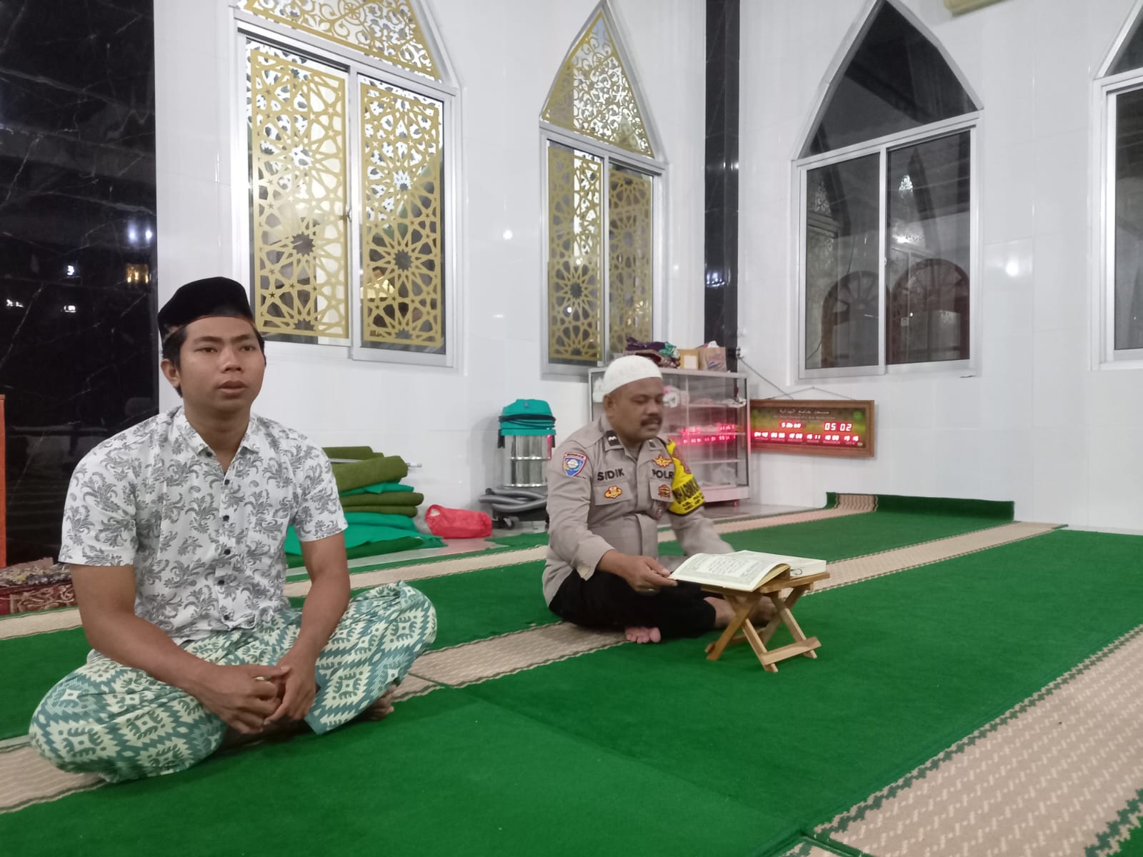 Bhabinkamtibmas Pulau Harapan Giat Tadarusan Bersama Warga di Masjid Al-Hidayah
