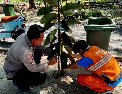 Polsek Kepulauan Seribu Selatan Giat Tangani Polusi Udara: Monitoring Sampah, Sosialisasi Anti-Pembakaran, dan Penanaman Pohon Hijau