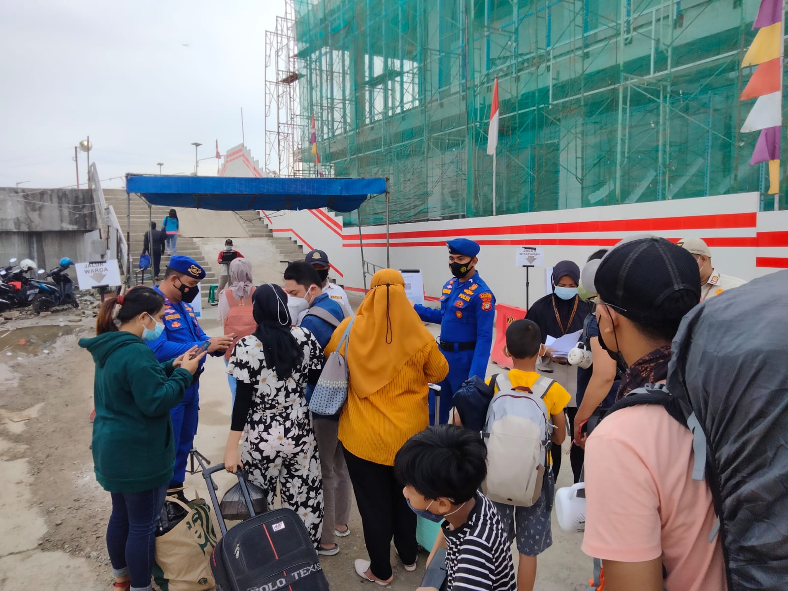 Polres Kep Seribu Giatkan Pengawasan ProKes 166 Warga dan Wisatawan ke Pulau Seribu di Pelabuhan Kaliadem