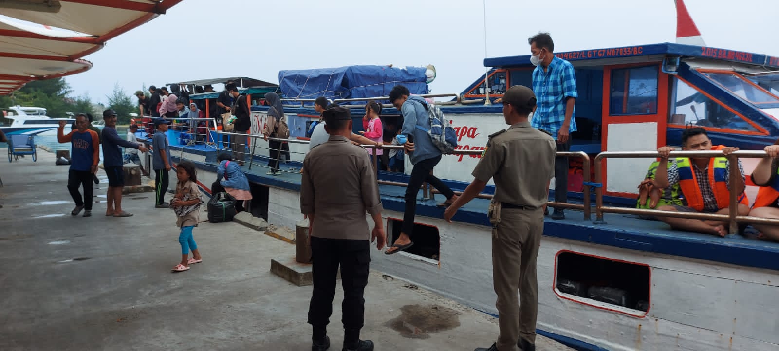 Polsek Kepulauan Seribu Utara dan Satpol PP Pulau Kelapa Amankan Kedatangan Kapal Penumpang dengan Pelayanan Humanis