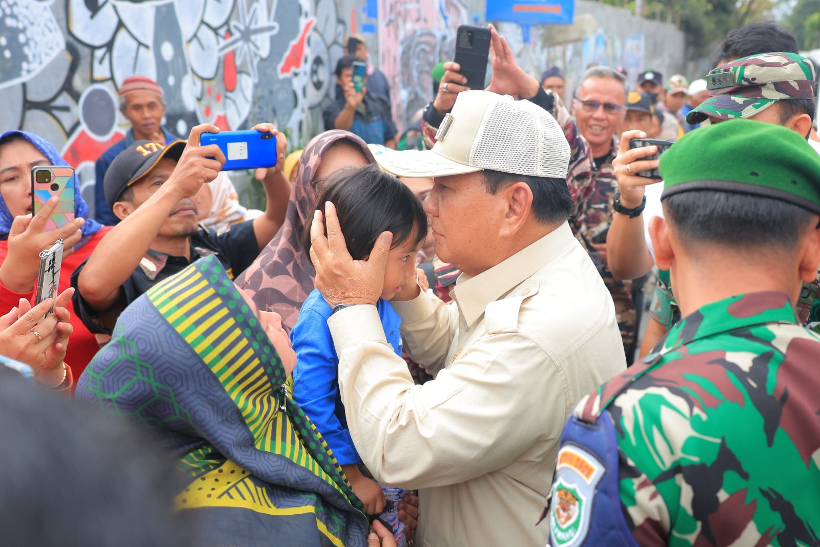 Di Koramil Lembang, Prabowo Cium Anak-anak dan Doakan Jadi Orang Sukses
