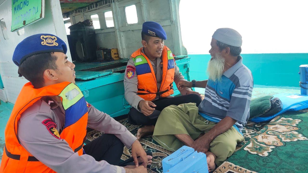 Team Patroli Satpolair Polres Kepulauan Seribu Himbau Keselamatan dan Sukseskan Pemilu 2024 di Perairan Pulau Lancang