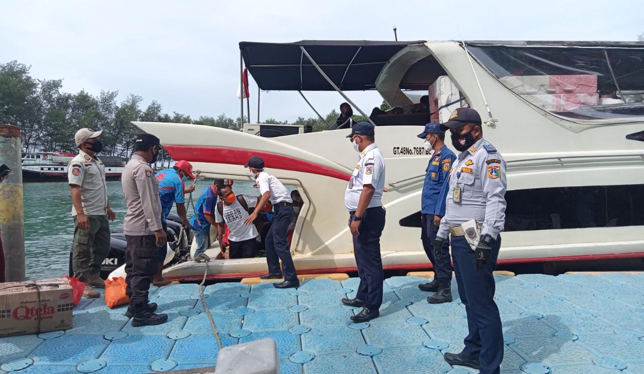 Polsek Kep Seribu Selatan Perketat Aturan ProKes di Dermaga Kedatangan Pulau Pari dan Wajibkan 228 Penumpang Kapal Sudah Suntik Vaksin
