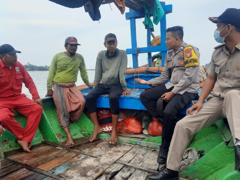 Bhabinkamtibmas Polres Kepulauan Seribu Berikan Edukasi Nelayan di Tengah Laut