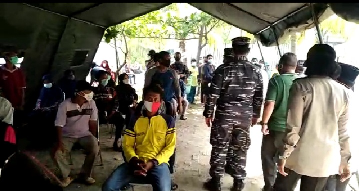 Polsek Pademangan Himbau Ratusan Nelayan Peserta Vaksinasi Massal TNI AL Untuk Patuhi Prokes