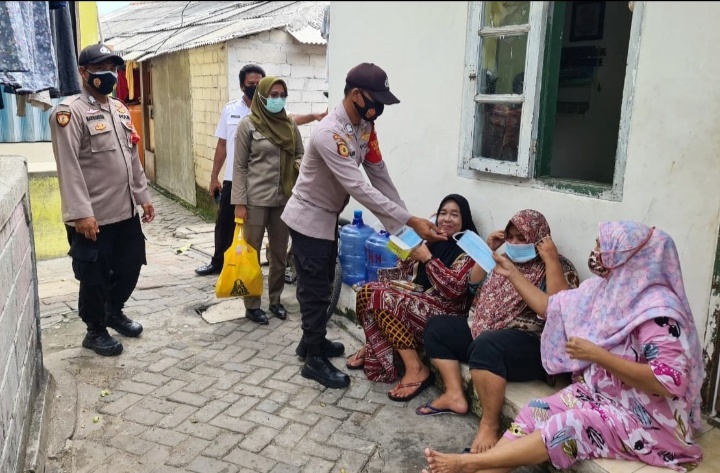 Warga di 8 Pulau Pemukiman Dapat 1.900 Masker Medis Gratis Dari Polres Kep Seribu