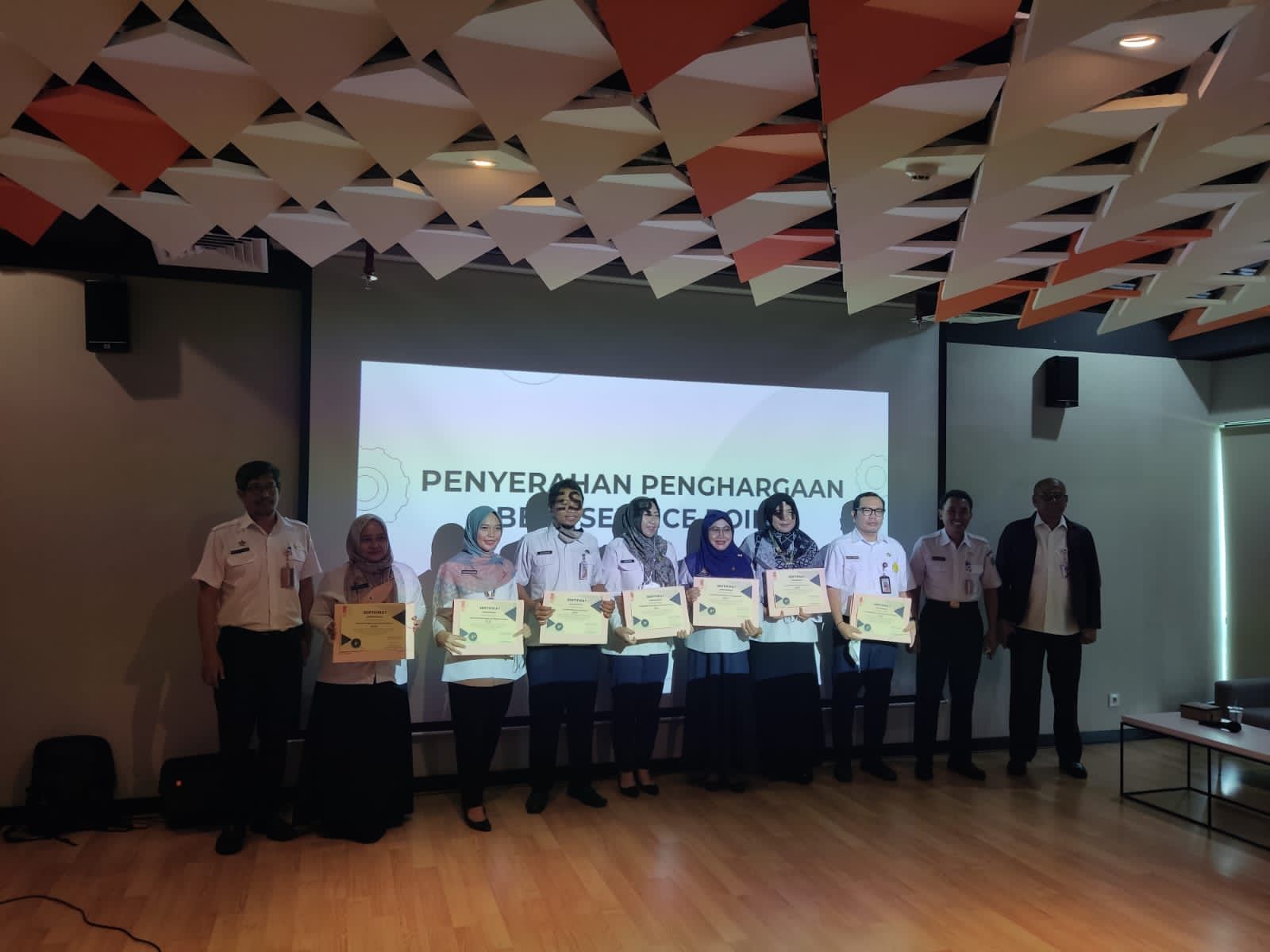 PTSP Jakarta Utara Menerima Penghargaan Best Service Point Tingkat Kota Dan Dinas