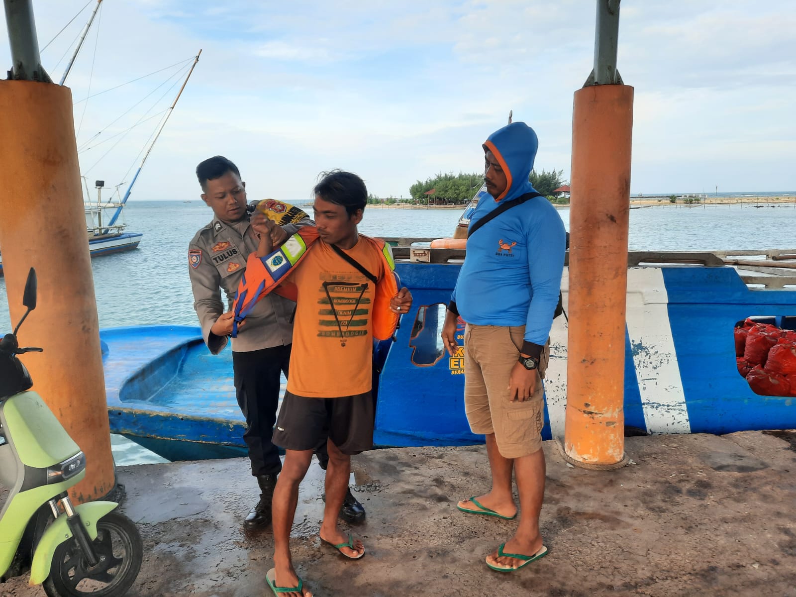 Bhabinkamtibmas Pulau Lancang Himbau ABK Kapal Ojek Patuhi Protokol Keselamatan Berlayar