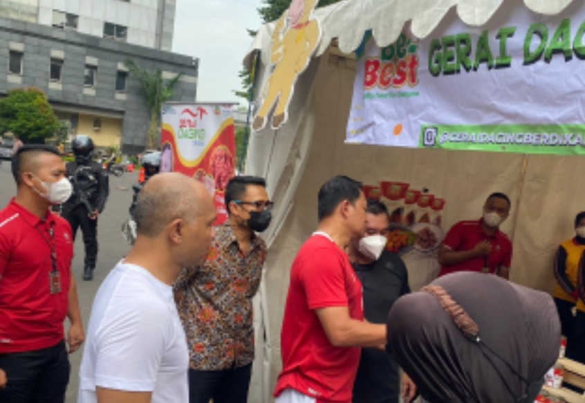 Polda Metro Jaya mengadakan Pasar Murah dalam menyambut bulan suci ramadhan 1443 H