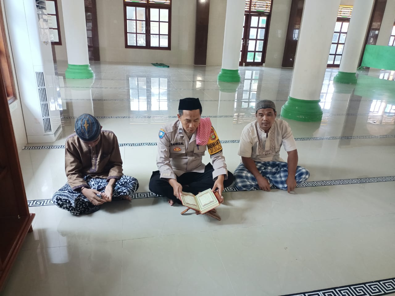 Bhabinkamtibmas Pulau Kelapa Menggalang Kekuatan Iman dan Silaturahmi di Bulan Suci Ramadhan
