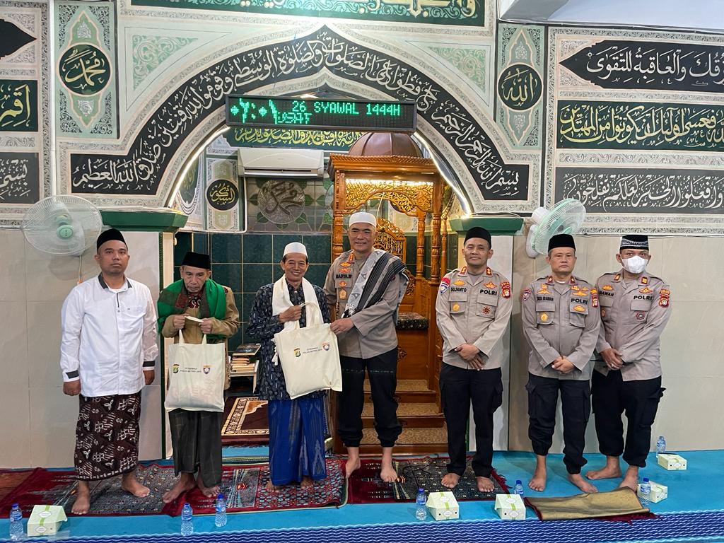 Ditbinmas Polda Metro Jaya Giat Suling dan Serahkan 100 Paket Sembako di Masjid As Syukur