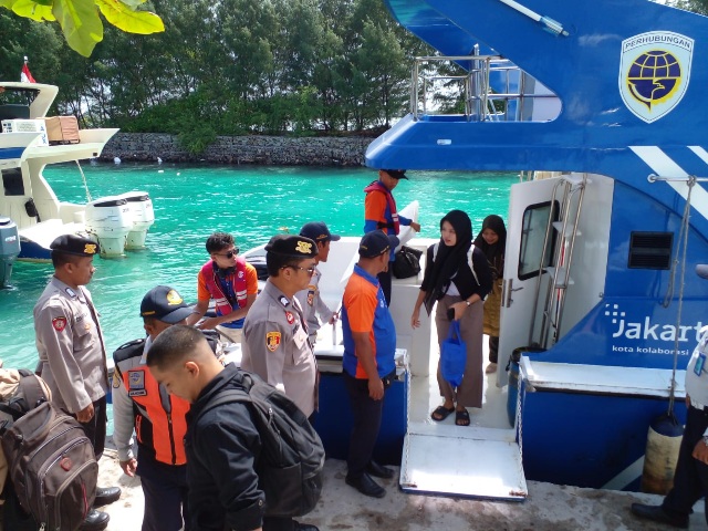 Polsek Kepulauan Seribu Selata Amankan Dermaga Pulau Pari dan Berikan Bantuan kepada Warga Turun dari Kapal