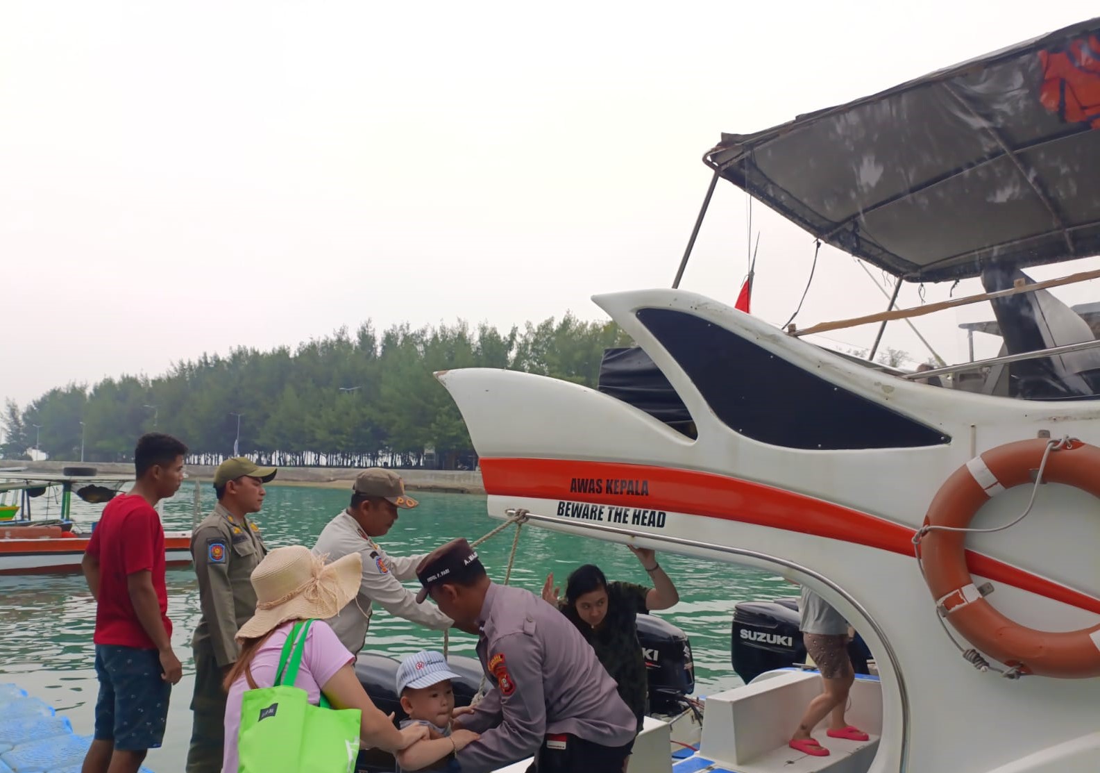 Polsek Kepulauan Seribu Selatan Amankan Kedatangan Kapal Penumpang di Dermaga Pulau Pari