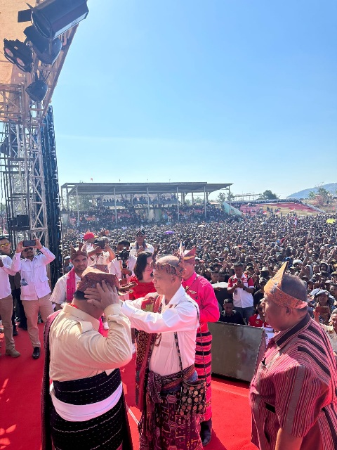 Prabowo Hadiri Deklarasi Dukungan Masyarakat Perbatasan, Puluhan Ribu Warga Padati Stadion Haliwen NTT