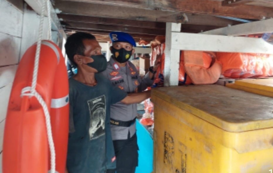 Sat Polairud Polres Kep Seribu Berikan Himbauan Keselamatan Berlayar Bagi Kapal Angkut Penumpang Ke Pulau Seribu di Dermaga Keberangkatan Kaliadem Muara Angke