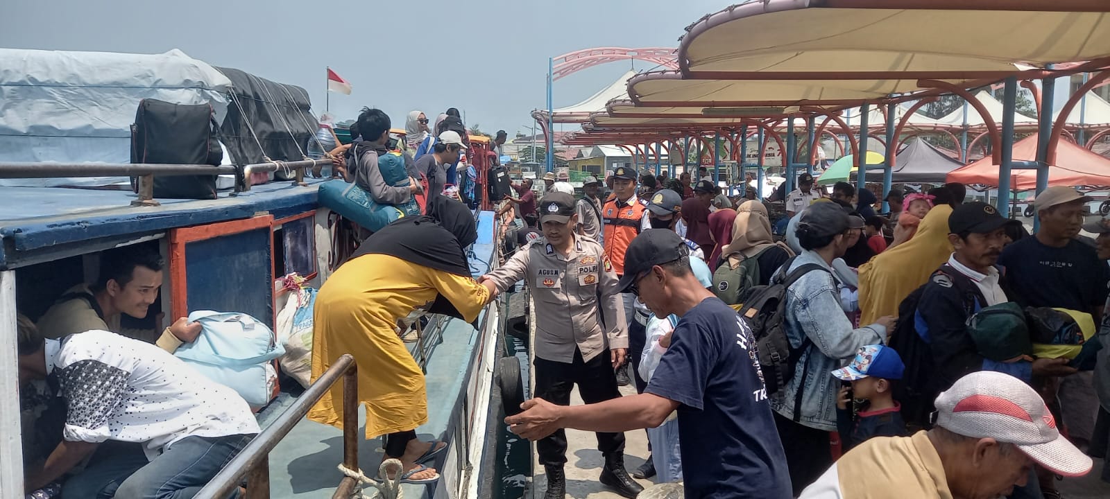 Polsek Kepulauan Seribu Utara Berikan Pelayanan dan Pengamanan di Dermaga Utama Pulau Kelapa untuk Suasana Aman dan Humanis