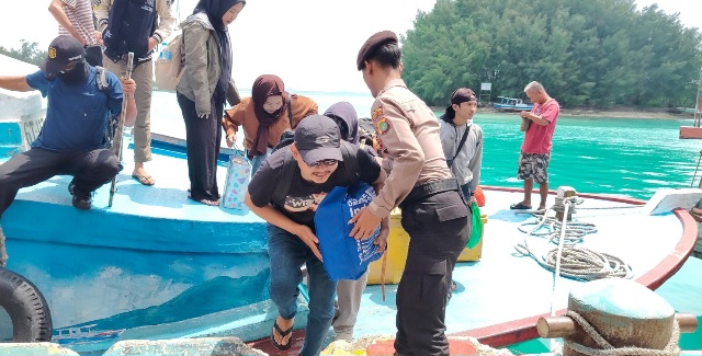 Polisi Baik: Anggota Polsek Kepulauan Seribu Utara Bantu Penumpang di Dermaga Pulau Kelapa