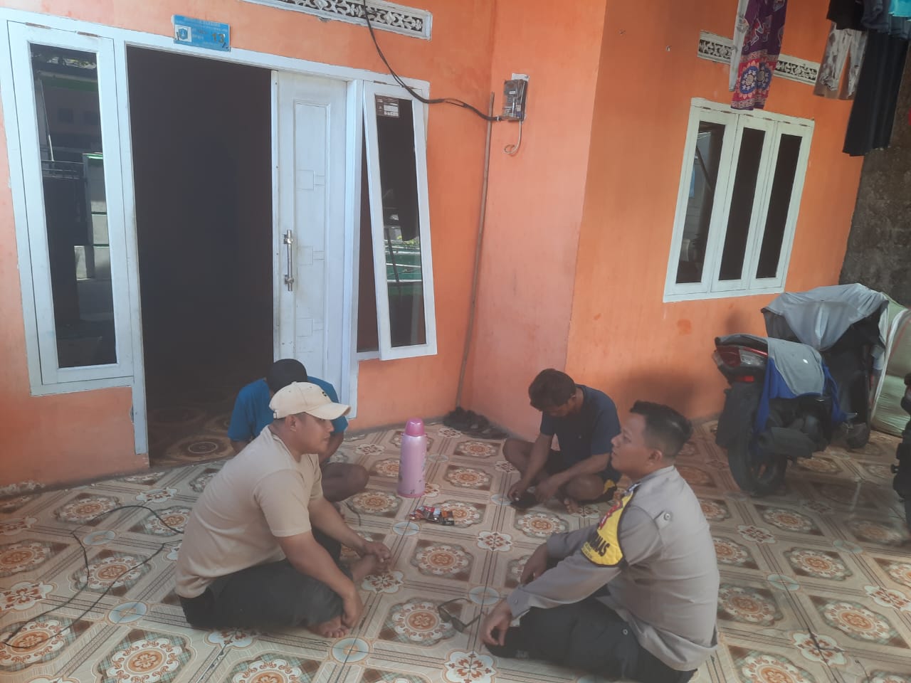 Bhabinkamtibmas Pulau Lancang Sambangi Warga, Ingatkan Antisipasi 3C dan Pentingnya Lapor 110