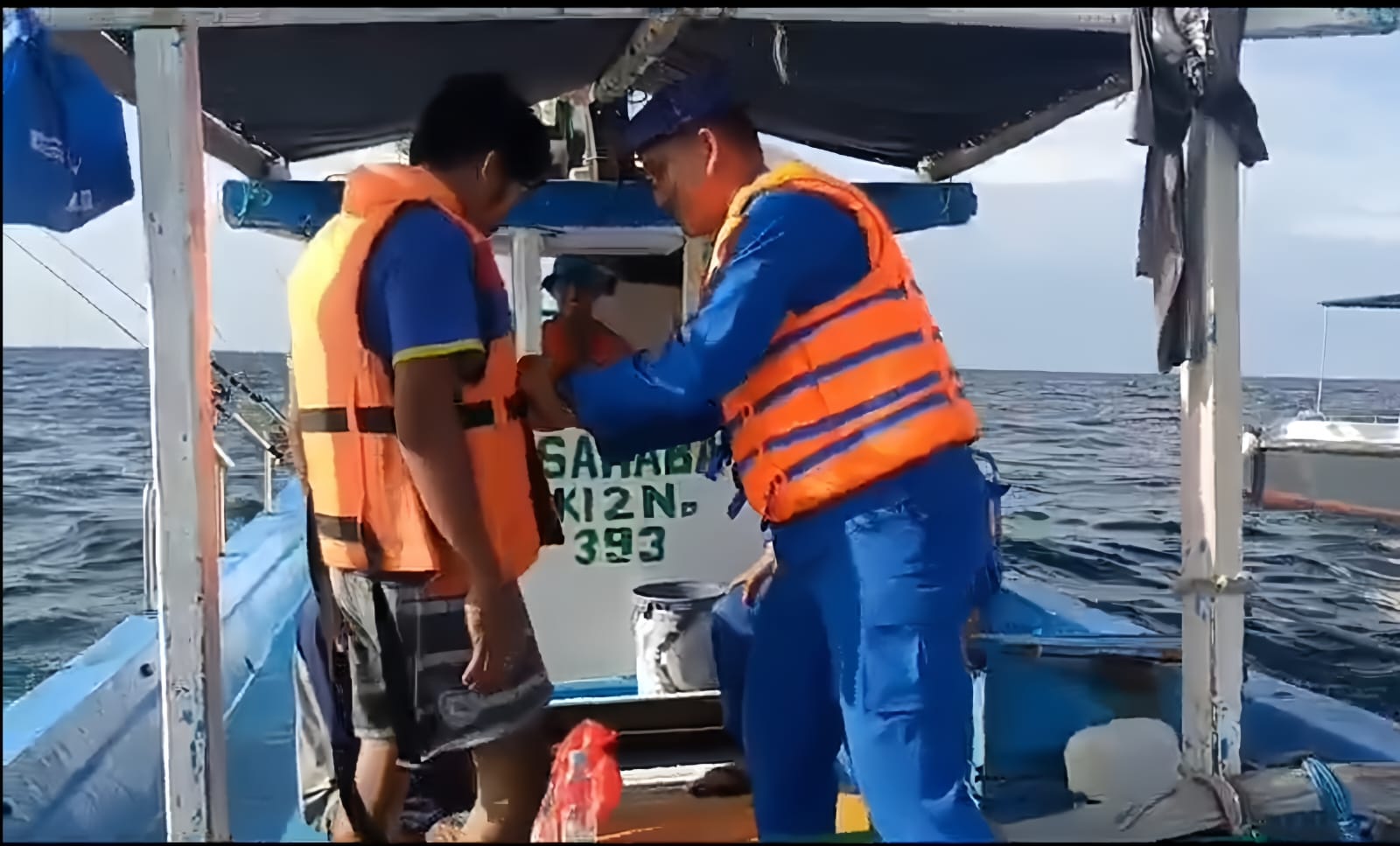 Polisi Baik: Satpolairud Polres Kepulauan Seribu Beri Makanan, Minuman, dan Life Jacket Gratis untuk Nelayan