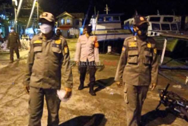 Saat Patroli Malam Hari Polsek Kep Seribu Utara Terus Berikan Himbauan dan Bagikan Masker