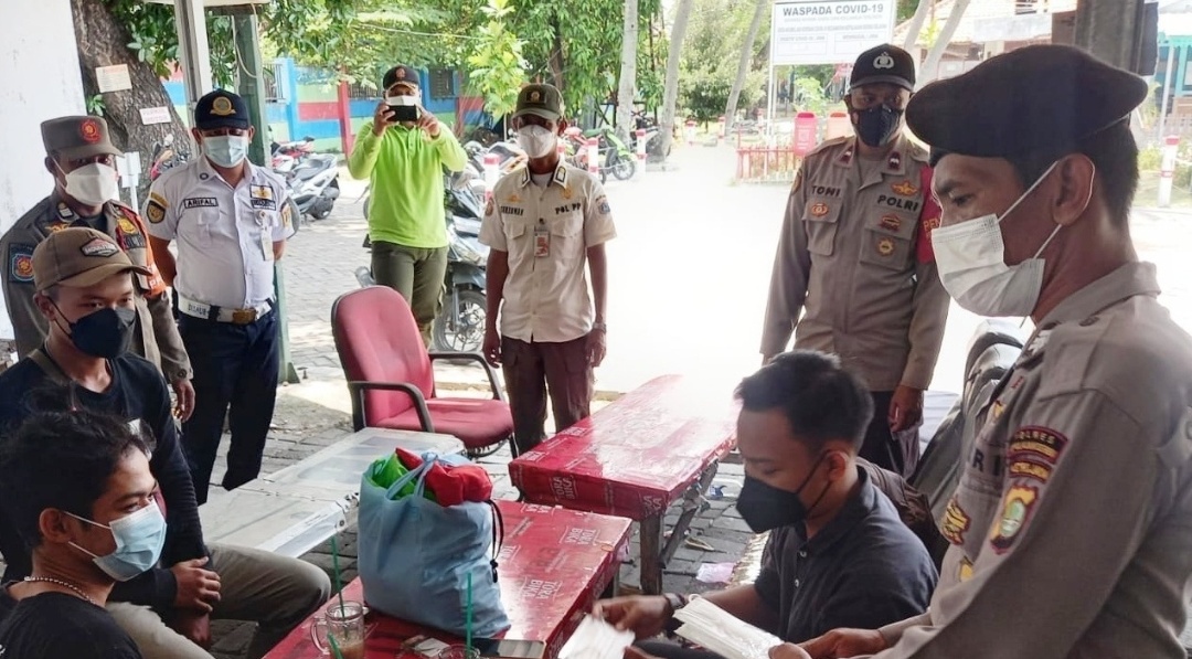 Giat Ops Yustisi Gabungan Polsek Kep Seribu Selatan di 2 Pulau Tindak 7 Pelanggar ProKes