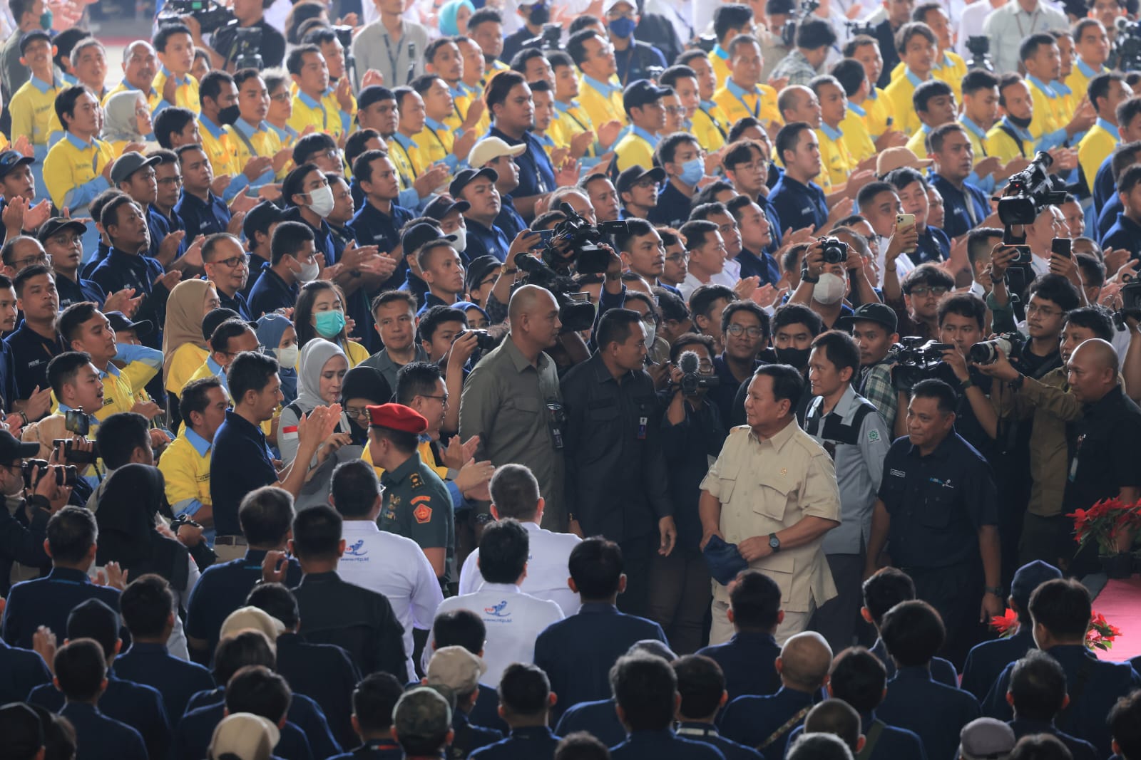 Datang Ke HUT Defend ID, Prabowo Disambut 8000 Pekerja Industri Pertahanan