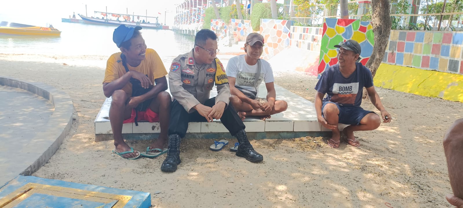 Bhabinkamtibmas Pulau Untung Jawa Sambangi Warga: Sinergi untuk Keamanan dan Ketertiban Wilayah