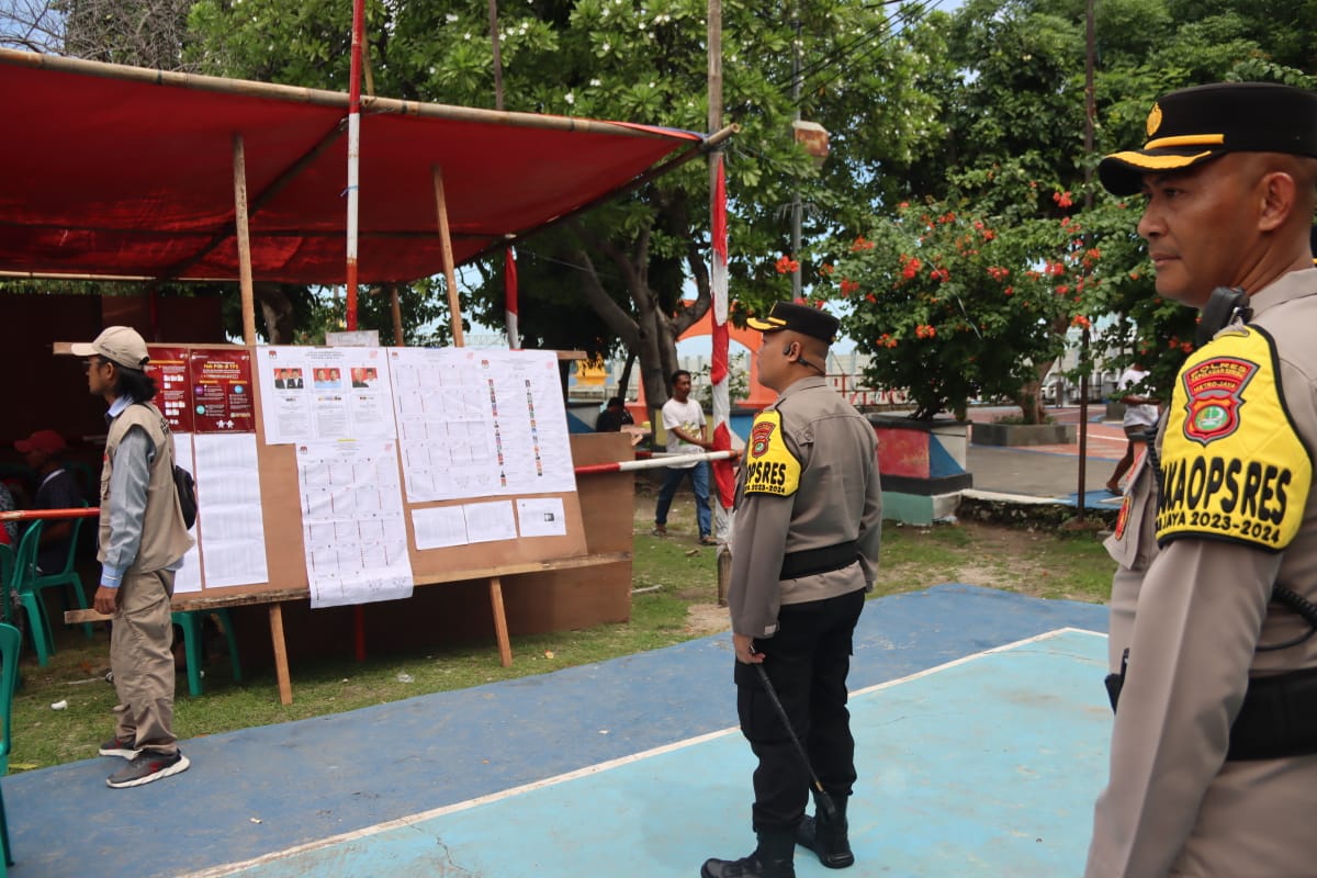 Kapolres Kepulauan Seribu dan Pejabat Utama Polres Pantau Pengamanan TPS: Pemilu 2024 Berjalan Lancar