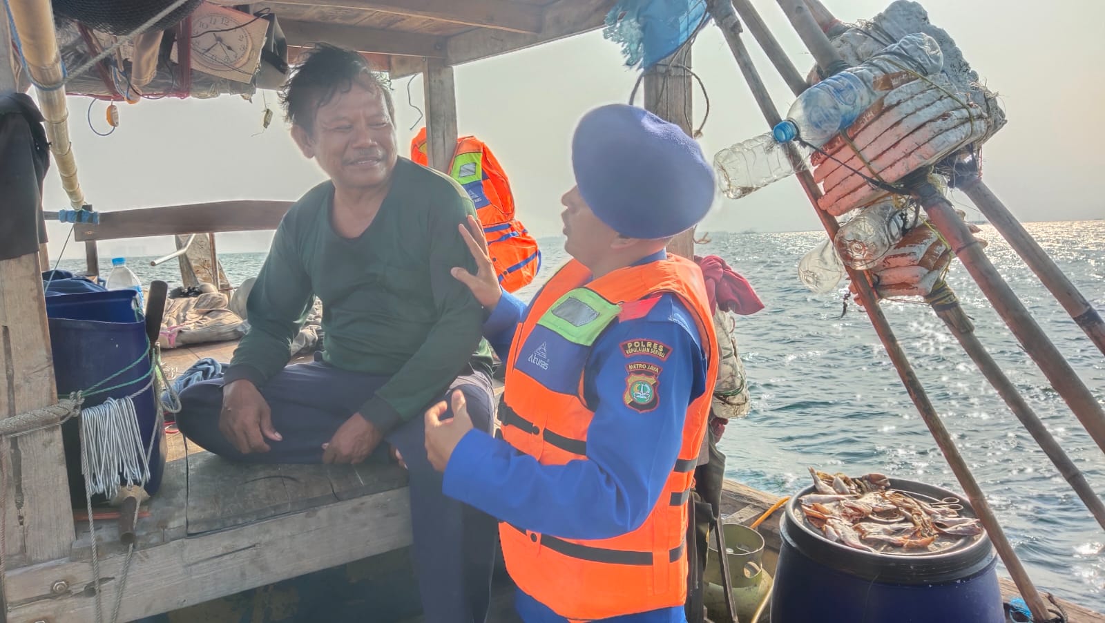 Team Patroli Satpolair Polres Kepulauan Seribu Berikan Himbauan Kamtibmas dan Keselamatan Berlayar di Perairan Pulau Pramuka