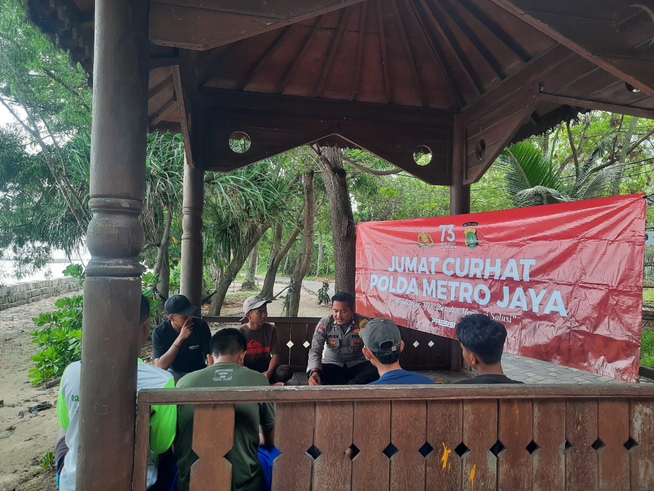 Bhabinkamtibmas Pulau Tidung Berdialog dengan Pelajar dalam Giat Jumat Curhat