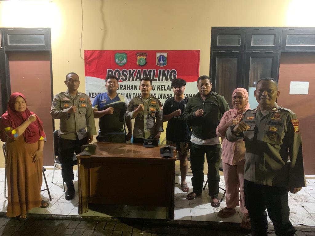 Polsek Kepulauan Seribu Utara dan Warga Pulau Kelapa Bersatu Melaksanakan Poskamling Menjelang Pemilu 2024