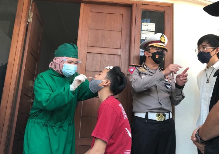Sambangi KTJ Cakra di Kampung Makasar, Polisi Tempel Stiker di Rumah Pemudik