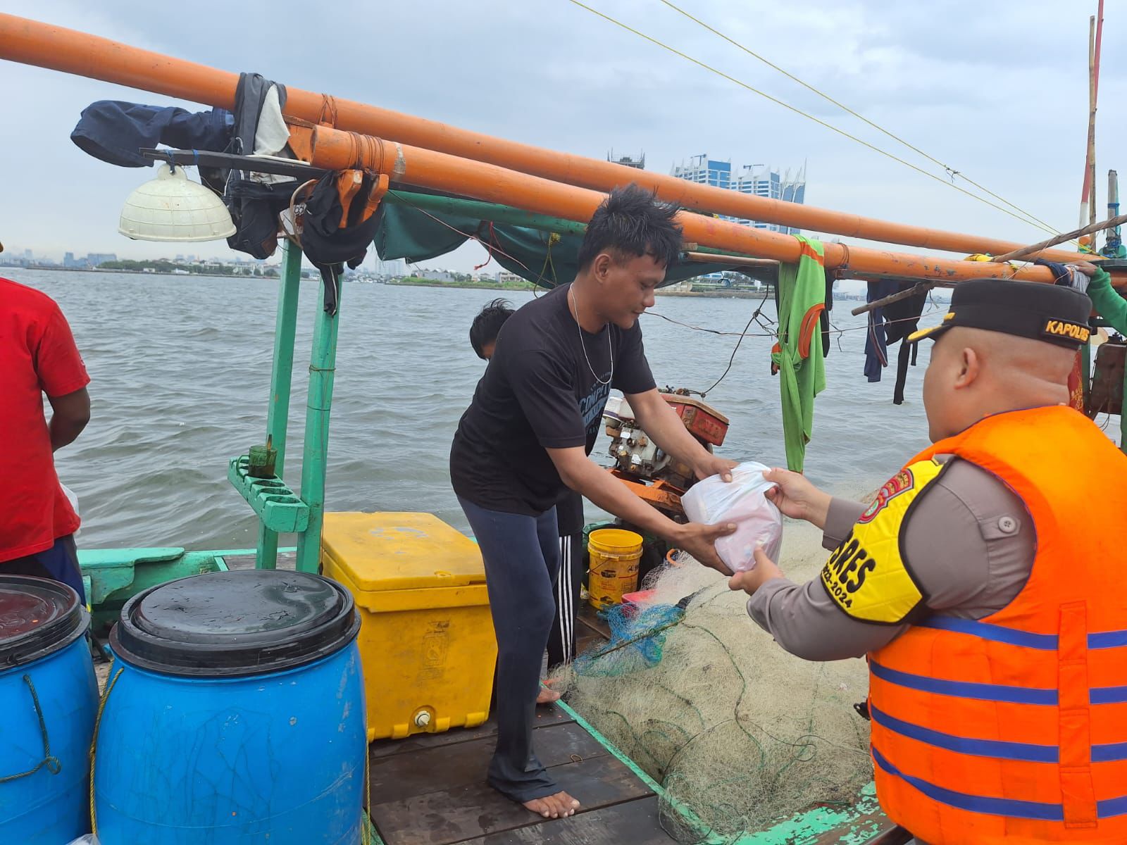 Kapolres Kepulauan Seribu Bagikan Takjil Ramadhan dan Berikan Himbauan Keselamatan kepada Nelayan