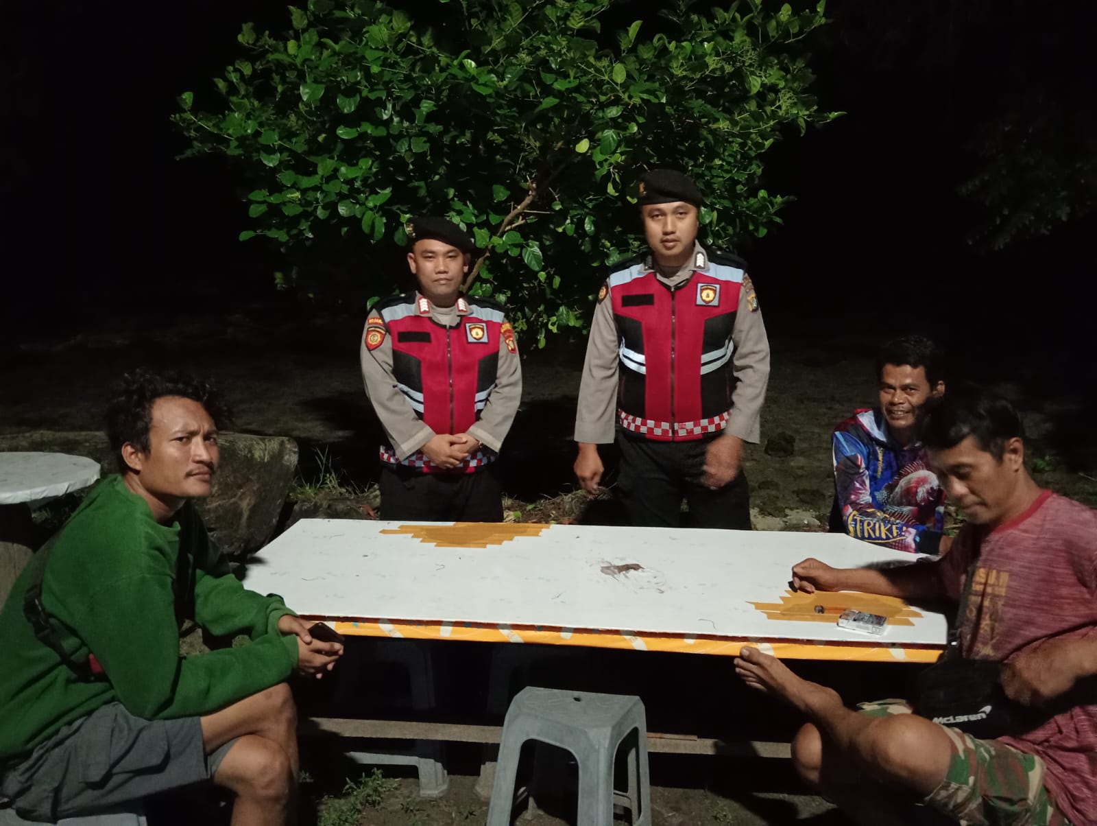Patroli Malam Dialogis Polsek Kepulauan Seribu Selatan di Pulau Tidung: Waspada Hoax dan Paham Radikal Pasca Pemilu 2024