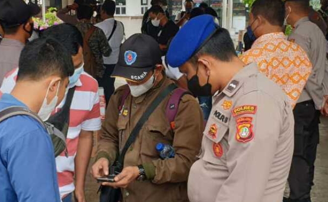 133 Wisatawan Hendak Ke Pulau Seribu Scan Barcode Peduli Lindungi di Dermaga Marina Ancol