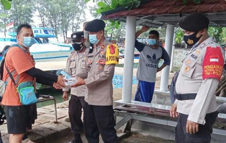 Polres Kepulauan Seribu Himbauan ProKes dan Bagikan 1.300 Masker Ke Warga Dalam Rangka Cegah Sebaran COVID-19