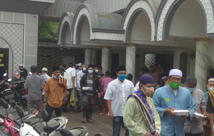 Jupiter Bagikan Ratusan Nasi Boks Kepada Jamaah Masjid AT-Taubah Sukabumi Utara