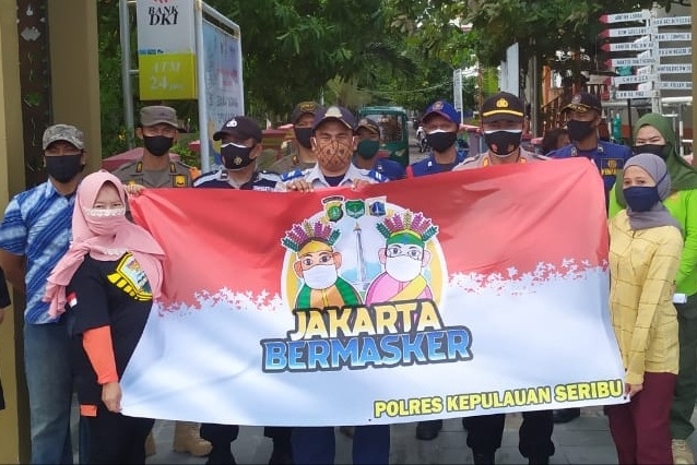 Bagikan Masker Serentak, Polres Kep Seribu Terus Gencarkan Program "Jakarta Bermasker"