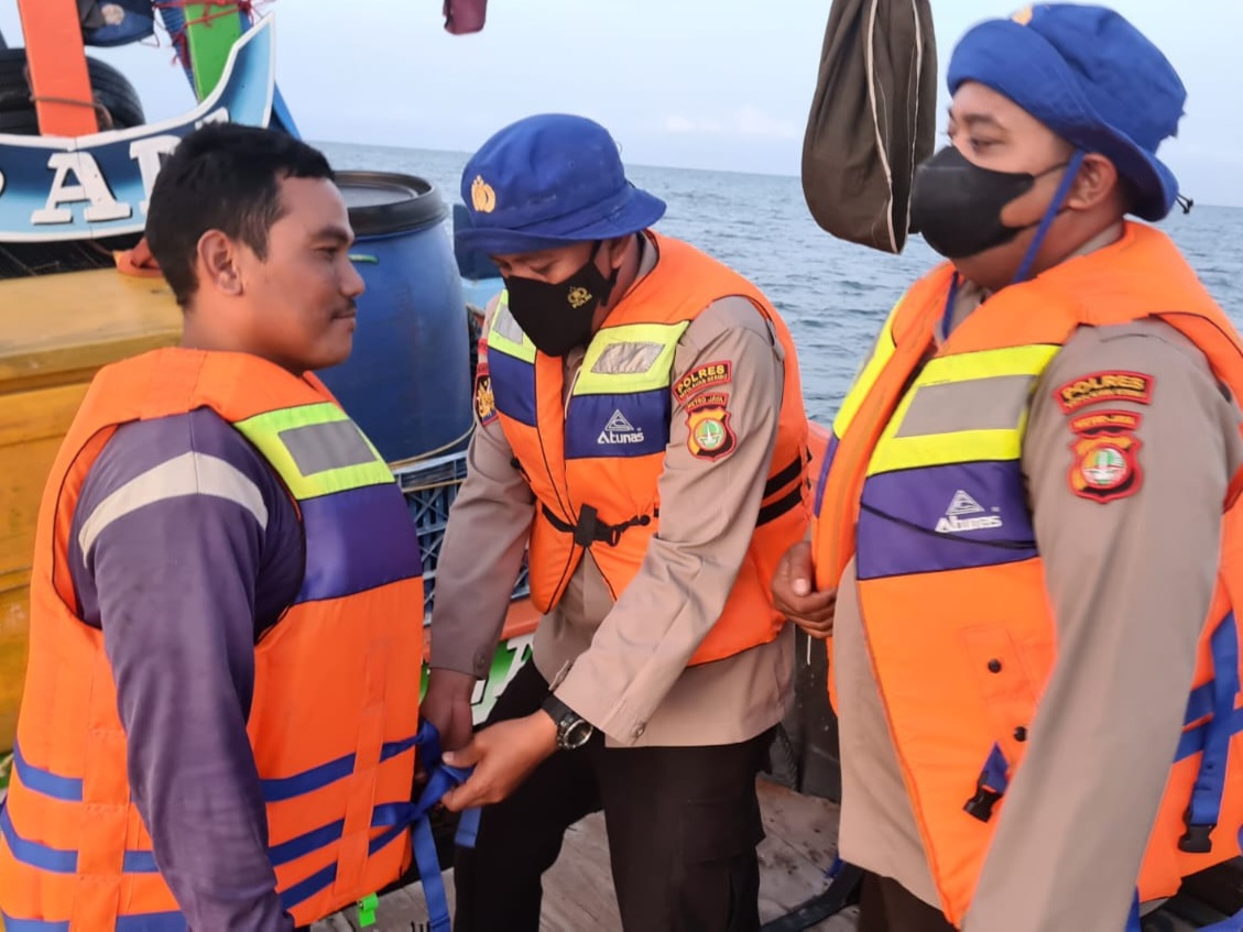 Sambang Kapal Nelayan, Sat Polair Polres Kep. Seribu Berikan Life Jacket dan Imbauan Keselamatan Berlayar