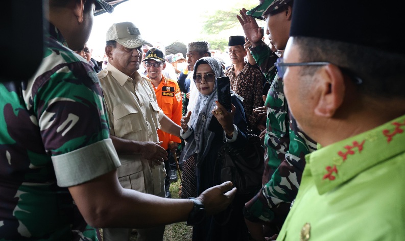 Prabowo Ucapkan Terima Kasih pada Prajurit yang Gendong Pendaki saat Erupsi Gunung Marapi