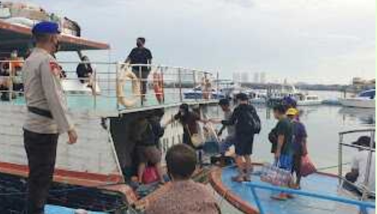 Ke Pulau Seribu dari Pelabuhan Kaliadem, 667 Wisatawan Diwajibkan Menerapkan ProKes dan Scanning Barcode Peduli Lindungi