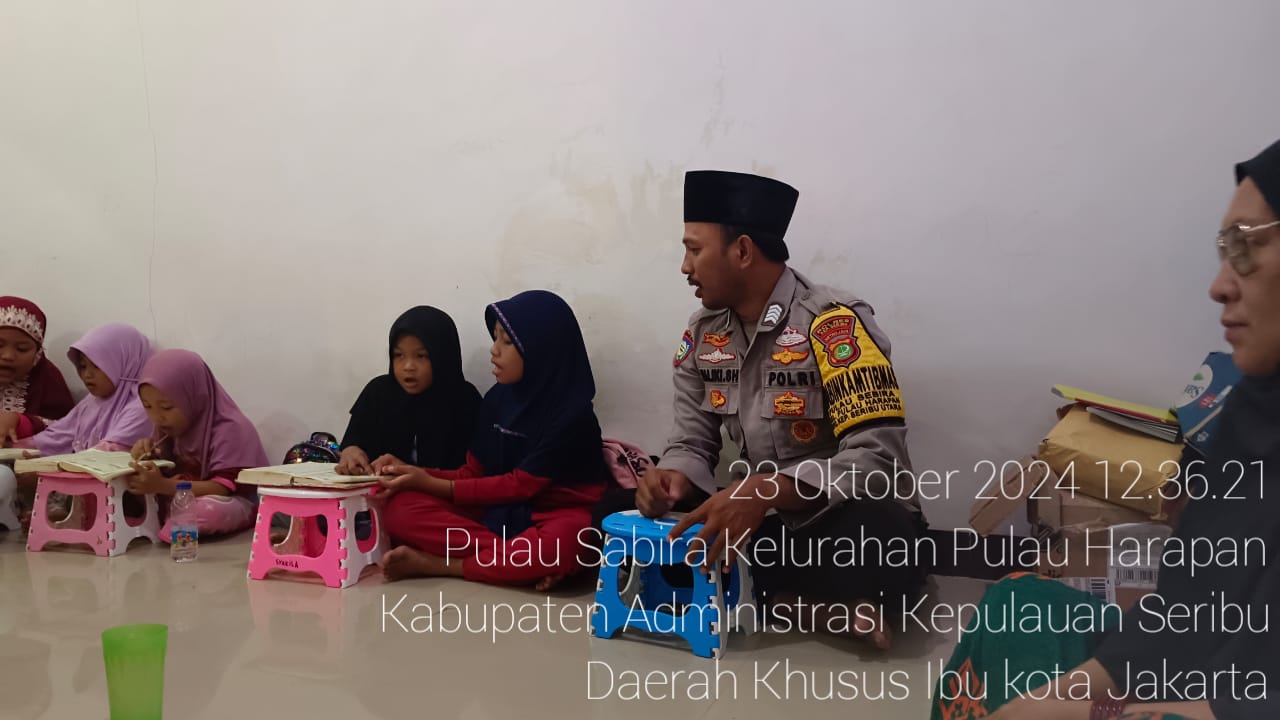 Bhabinkamtibmas Pulau Sabira Turut Mengajarkan Anak-Anak Pulau Mengaji Al-Qur'an