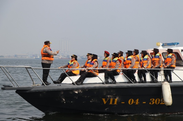 Kapolres Kepulauan Seribu Pimpin Bakti Sosial Polwan Polres Kepulauan Seribu kepada Nelayan dalam Rangka HUT Polwan Ke-76