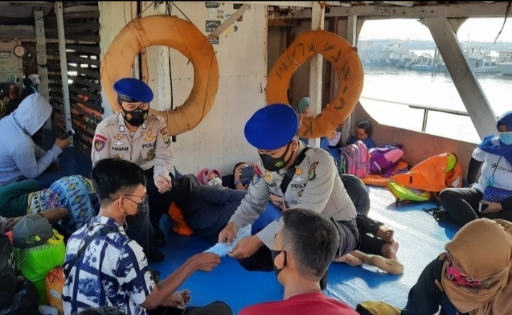 Sat Polair Polres Kep Seribu Ajak ABK dan Penumpang Patuhi Keselamatan Berlayar & Aturan ProKes
