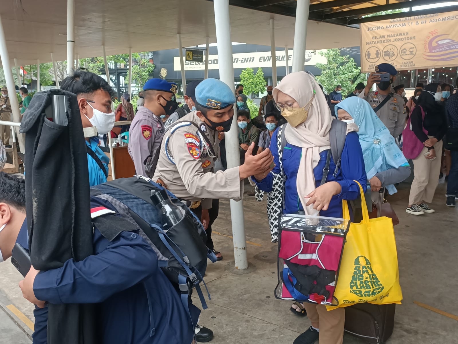 Polres Kep Seribu Himbau 72 Wisatawan ke Pulau Taat ProKes dan Scan Barcode Peduli Lindungi