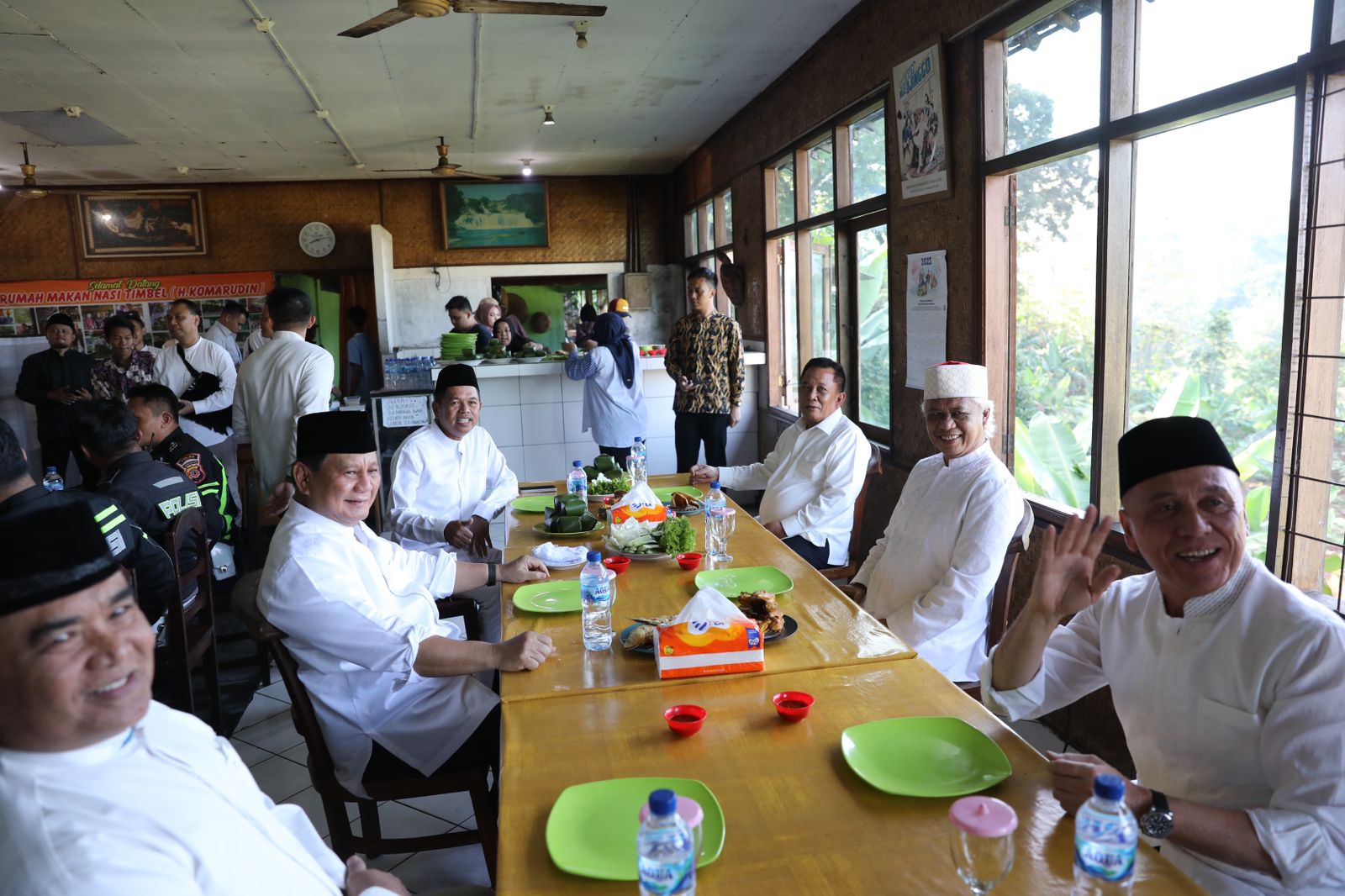 Usai Sholat Idul Adha, Prabowo Santap Nasi Timbel Bareng Polantas, PM dan Wartawan di Bandung Barat